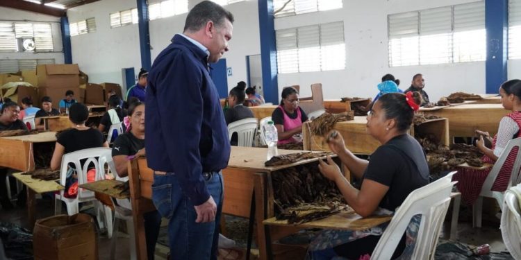 Director general de Proindustria recorre parques zonas francas del Cibao