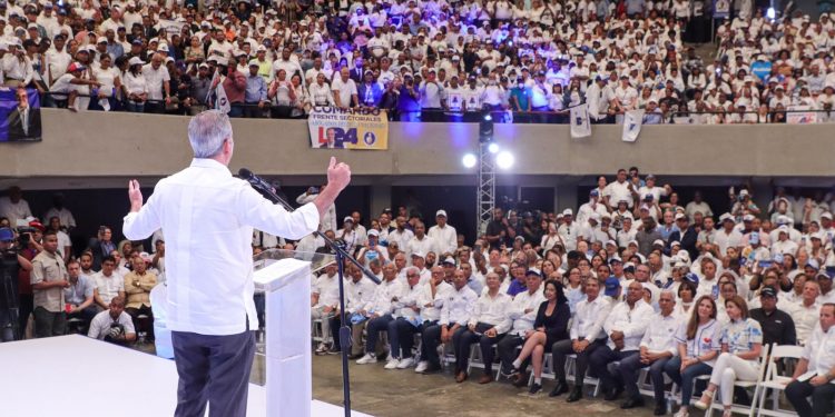 Abinader asegura que en los próximos 4 años habrá más transparencia, más empleo, más salud, más seguridad, más obras y una República Dominicana en el camino derecho hacia el desarrollo