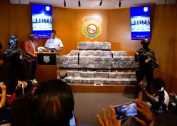 La DNCD ocupa 400 paquetes de cocaína frente a las costas de Baní