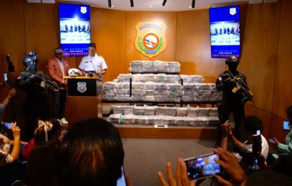 La DNCD ocupa 400 paquetes de cocaína frente a las costas de Baní
