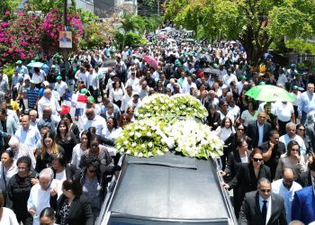 Con manifestación popular fue efectuado el sepelio de Almeyda