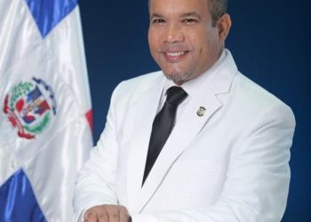 Héctor Acosta: el primer artista dominicano en ganar la Senaduría dos veces de manera consecutiva