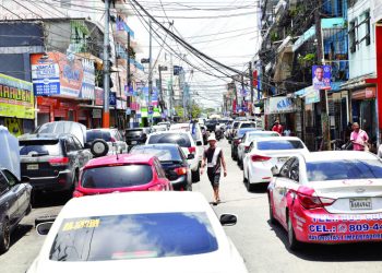 Doble aparcamiento y obstáculos dificultan movilidad en la capital