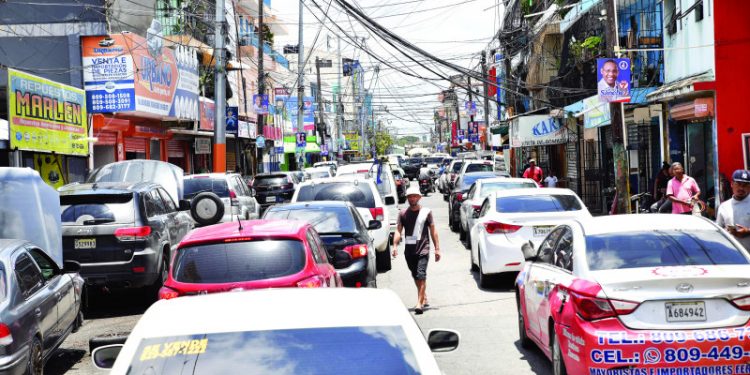 Doble aparcamiento y obstáculos dificultan movilidad en la capital
