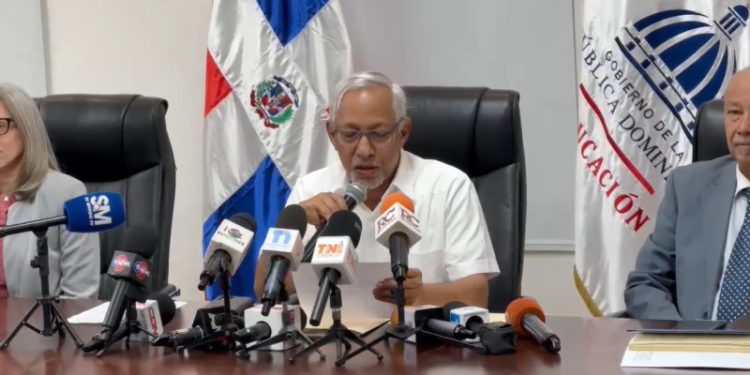 Educación dispone 8% de aumento salarial a los maestros activos