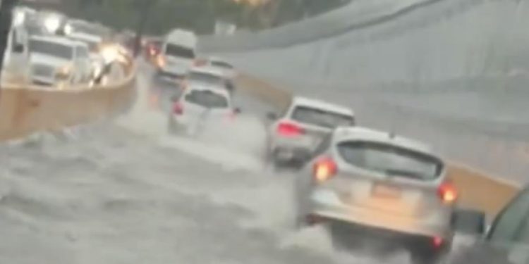 Aguaceros vuelven a inundar y taponar la capital