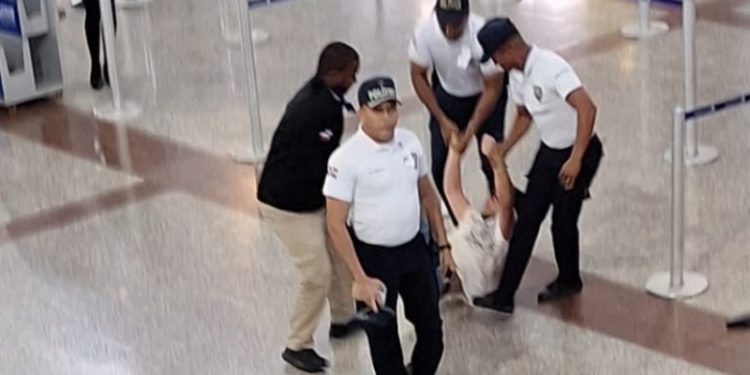 Turista lanza taza de café caliente en el rostro a agente de Politur en Las Américas