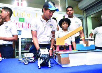Alumnos llevan propuestas sobre medio ambiente a Feria Robótica