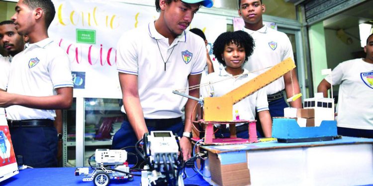 Alumnos llevan propuestas sobre medio ambiente a Feria Robótica