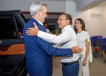 Reunión de Luis Abinader y Abel Martínez se extendió por más de hora y media