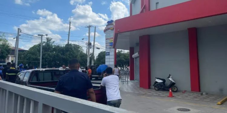 Dos hombres armados asaltaron sucursal Banreservas en Santiago
