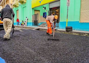 Alcalde Ulises Rodríguez cumple promesa de asfaltado y bacheo de calles en Santiago