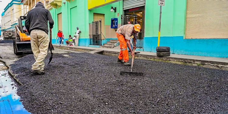 Alcalde Ulises Rodríguez cumple promesa de asfaltado y bacheo de calles en Santiago
