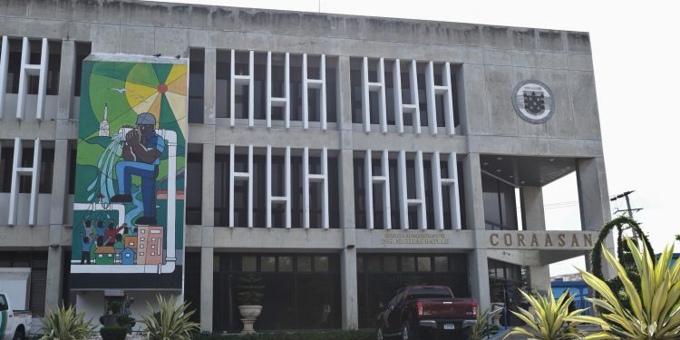 Coraasan dona tanques plásticos a diferentes asociaciones apícolas del país