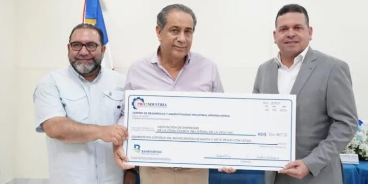 Proindustria realiza entrega de fondos para remozamiento subestación de bomberos de Zona Franca de La Vega