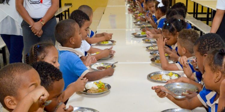 Informe destaca contribución de la alimentación escolar para evitar ausencia en aulas