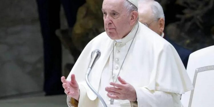 El papa pide perdón y dice no tuvo intención de ofender o expresarse en términos homófobos