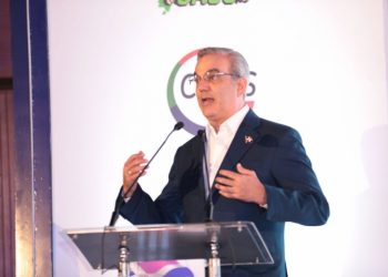 Abinader firma pacto con centrales sindicales