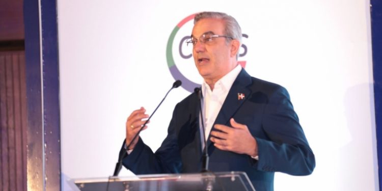 Abinader firma pacto con centrales sindicales