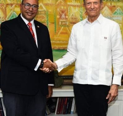 Canciller juramenta director de Pasaporte