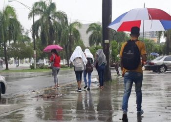 Aguaceros, tormentas eléctricas, ráfagas de viento y calor este jueves