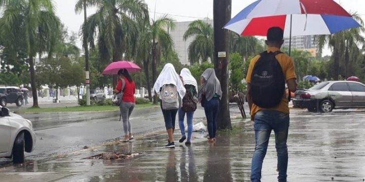 Aguaceros, tormentas eléctricas, ráfagas de viento y calor este jueves