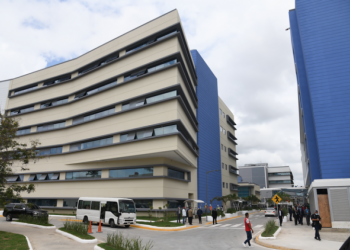 Gobierno culpa a empresa por parálisis de la Ciudad Sanitaria