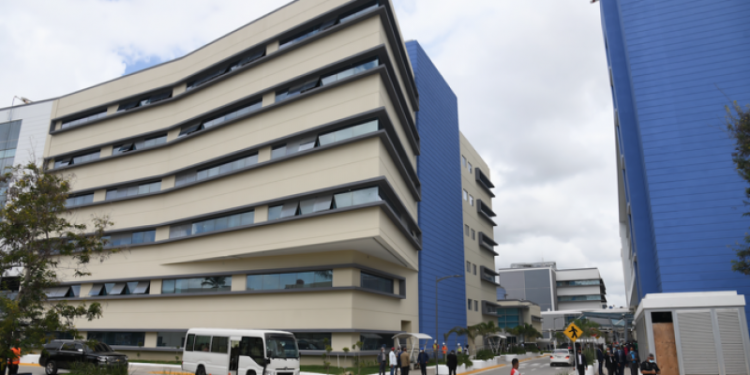 Gobierno culpa a empresa por parálisis de la Ciudad Sanitaria