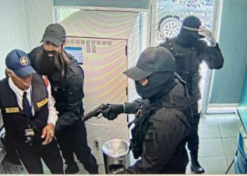 Asaltantes se llevaron botín del Banco Popular