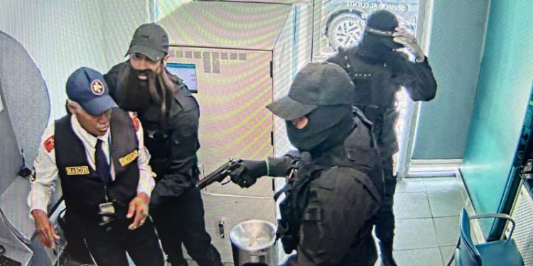 Asaltantes se llevaron botín del Banco Popular