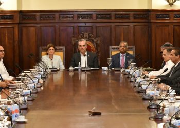 Gobierno va por las 12 reformas incluida la Constitución