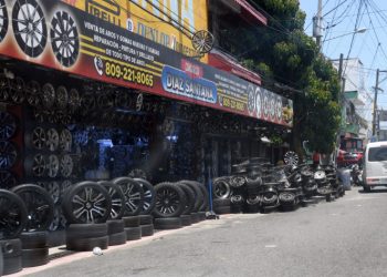 Aceras son ocupadas por "dealers" y talleres