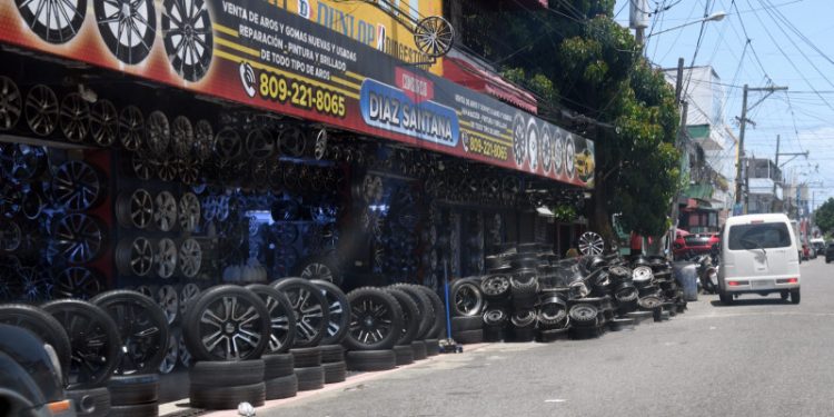 Aceras son ocupadas por "dealers" y talleres