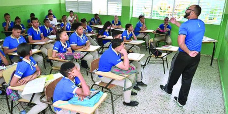 El concurso para los maestros avanza pese a resistencia de la ADP