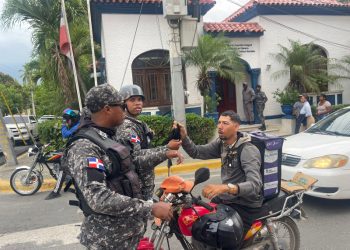 Policía Nacional realiza operativos en contra de motoristas que portan pasamontañas en Santiago