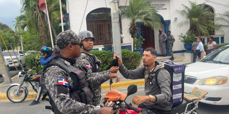 Policía Nacional realiza operativos en contra de motoristas que portan pasamontañas en Santiago