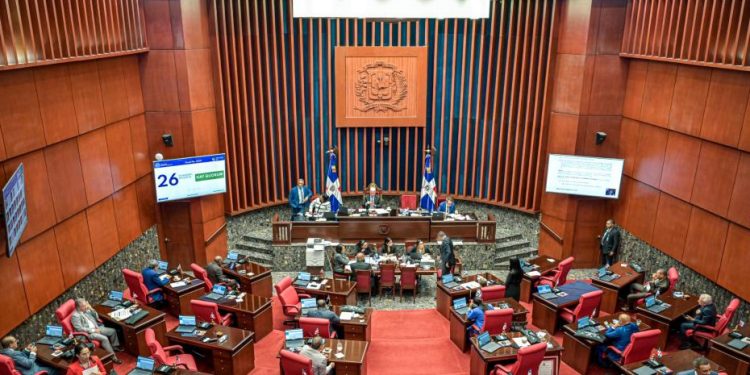 Sin leerlo y sin las tres causales, senadores aprueban Código Penal en primera lectura