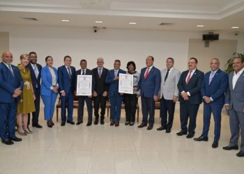 Senado reconoce trayectoria de los humoristas Miguel y Raymond