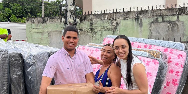 Alcaldía de Santiago distribuye ayudas a familias damnificadas por las lluvias