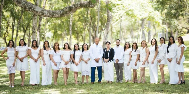 Hospital Arturo Grullón celebra graduación de pediatras y cardiólogos