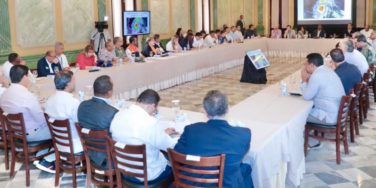 Presidente Abinader afirma que lo principal es salvar vidas y trabajar en coordinación con los gobierno locales ante los efectos del huracán Beryl