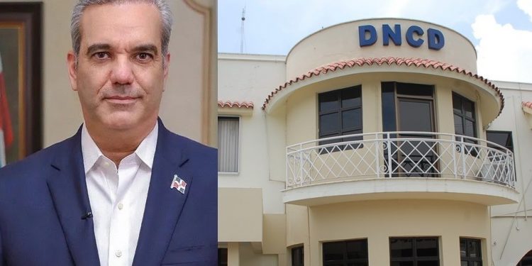 Abinader felicita DNCD y promete mejorar calidad vida sus agentes