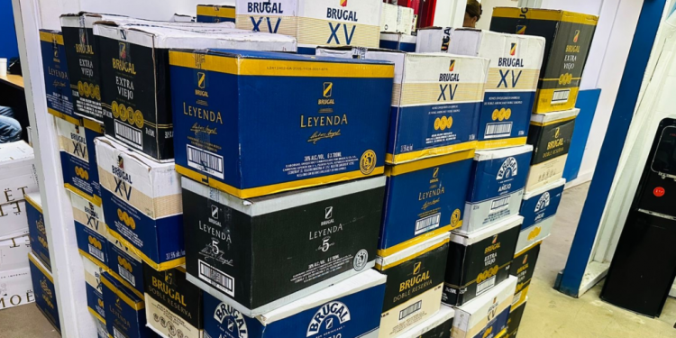 Policía recupera 188 cajas de ron, dos camiones y una escopeta sustraídos de almacén 