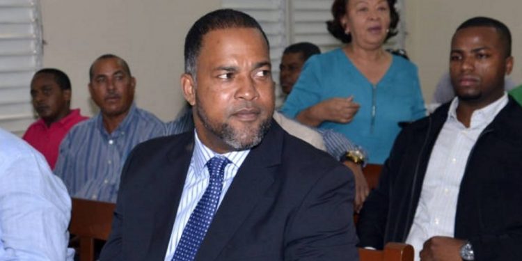 Condenan Raúl Mondesí a 6 años prision y multa RD$30 millones