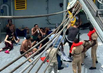 Armada rescata a 17 personas tras volcarse embarcación en viaje ilegal a Puerto Rico