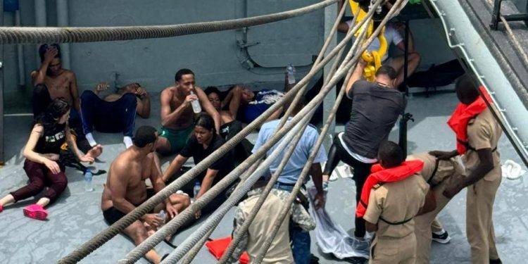 Armada rescata a 17 personas tras volcarse embarcación en viaje ilegal a Puerto Rico