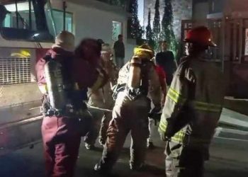 Al menos 16 vehículos destruidos y varios afectados por incendio en parqueo subterráneo en Santiago