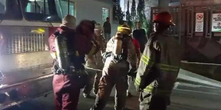 Al menos 16 vehículos destruidos y varios afectados por incendio en parqueo subterráneo en Santiago