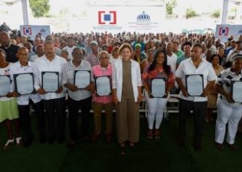 Gobierno entrega 2,759 títulos de propiedad a familias de SDE