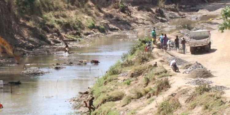 Haitianos extraen arena y depredan río Masacre